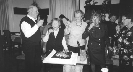 90 let Antonije Lenček, z leve sin Marko, hči Minka, mama Antonija, hči Ivanka, zet Enrico, sestrična Iva Bratož, 1996